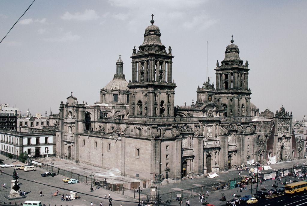 A photograph of a large cathedral in Mexico City.